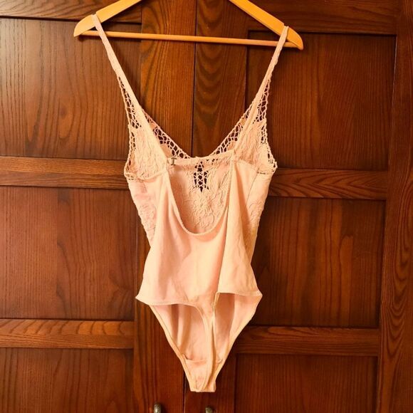 Free People Lea Lace Floral Bodysuit Pearl Pink MSRP$68 Size Small - Picture 5 of 6